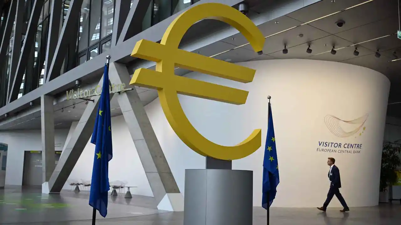 تباطؤ التضخم يعزز فرص تثبيت الفائدة في منطقة اليورو